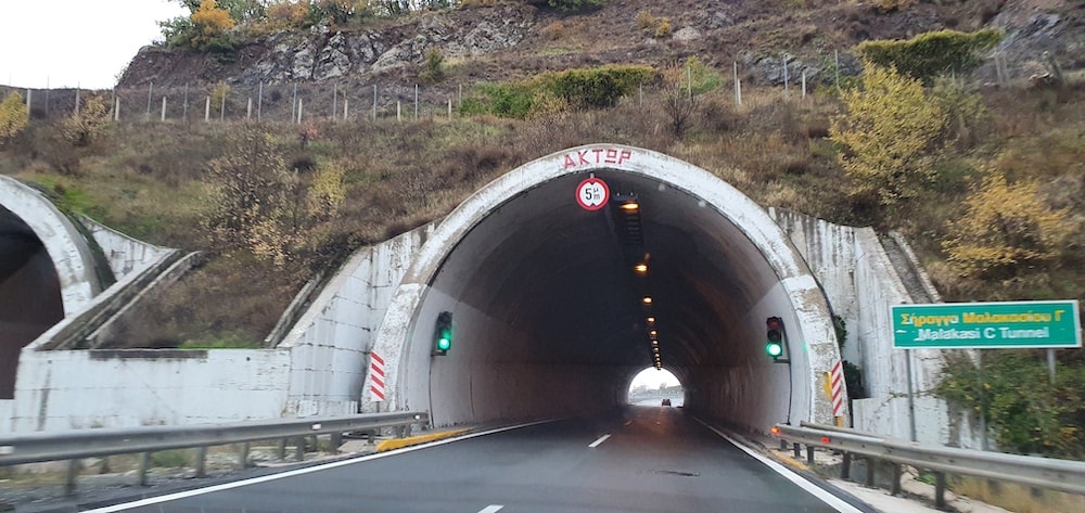 Аренда авто в Афинах - тоннели в Греции